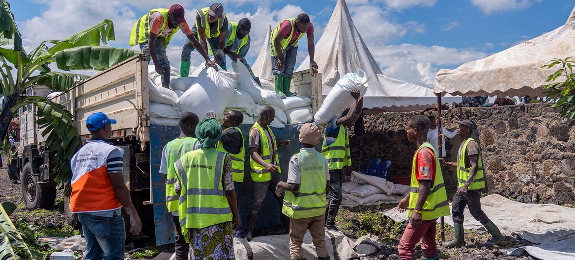 UN relief chief calls for solidarity, with humanitarians ‘literally under attack’ — Global Issues UN relief chief calls for solidarity, with humanitarians ‘literally under attack’ — Global Issues