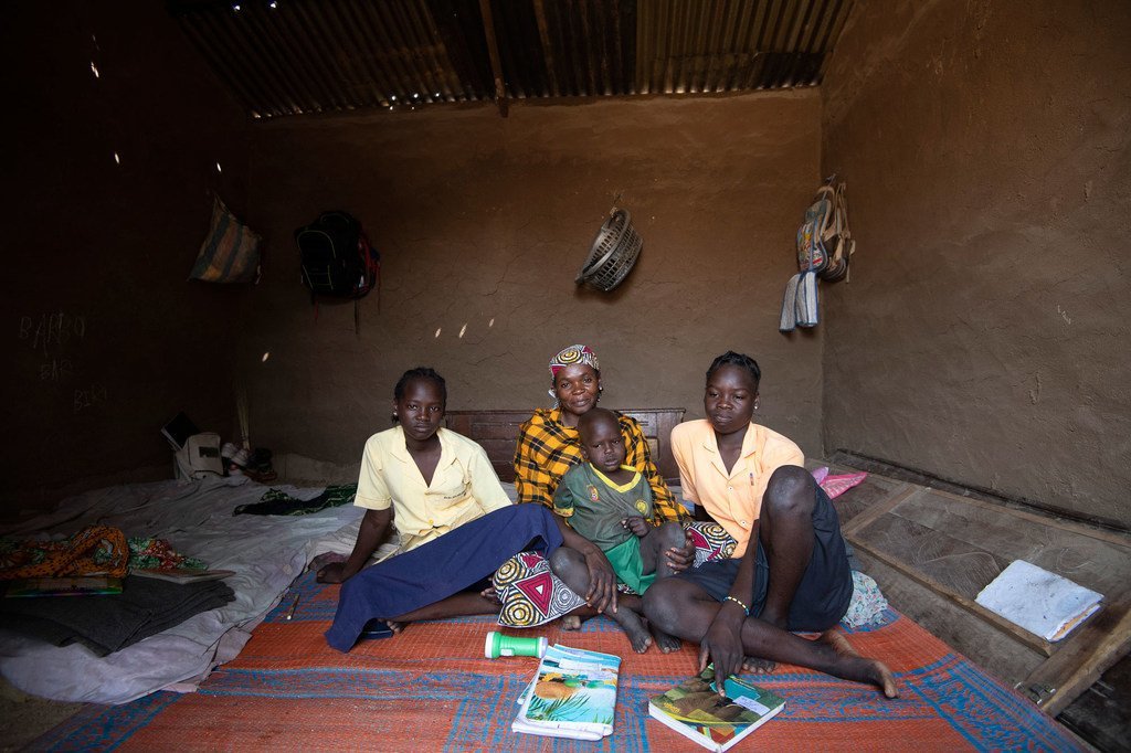 Mamma Hamidou (au centre) a fui son village dans la région de l'Extrême-Nord du Cameroun après qu'il ait été envahi par des insurgés armés. (Février 2019)