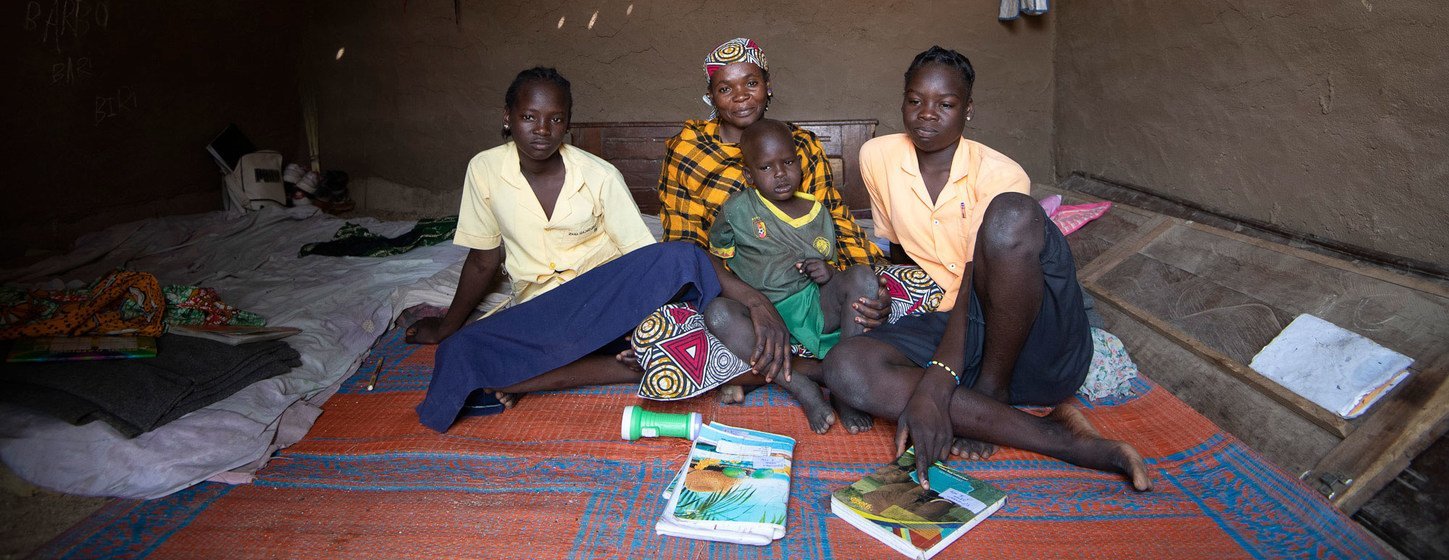 Mamma Hamidou (centro) huyó de su aldea en el norte de Camerún después de que los insurgentes armados tomaran el control y recibió financiación del PNUD para generar ingresos y, con sus ganancias, construyó una pequeña casa y envió a sus hijos a la escuela.  (febrero de 2019)