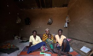 Mamma Hamidou (au centre) a fui son village dans la région de l'Extrême-Nord du Cameroun après qu'il ait été envahi par des insurgés armés. (Février 2019)