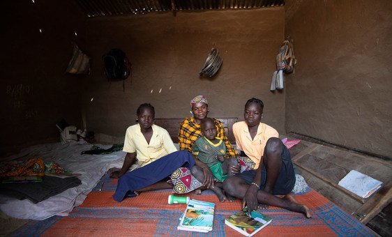 Mamma Hamidou, ao centro, abandonou sua aldeia nos Camarões depois de ter sido atacada por insurgentes