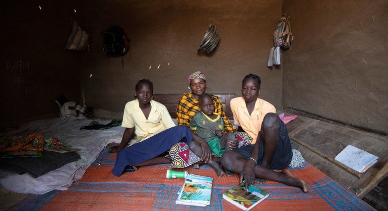 أسرة فرّت من قريتها الواقعة في مقاطعة أقصى الشمال في الكاميرون بعد اجتياح القرية على يد مسلحين (شباط/فبراير 2019).