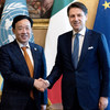 粮农组织新任总干事屈冬玉在意大利总理府基吉宫与意大利总理孔特举行会晤。