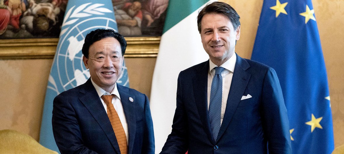 粮农组织新任总干事屈冬玉在意大利总理府基吉宫与意大利总理孔特举行会晤。