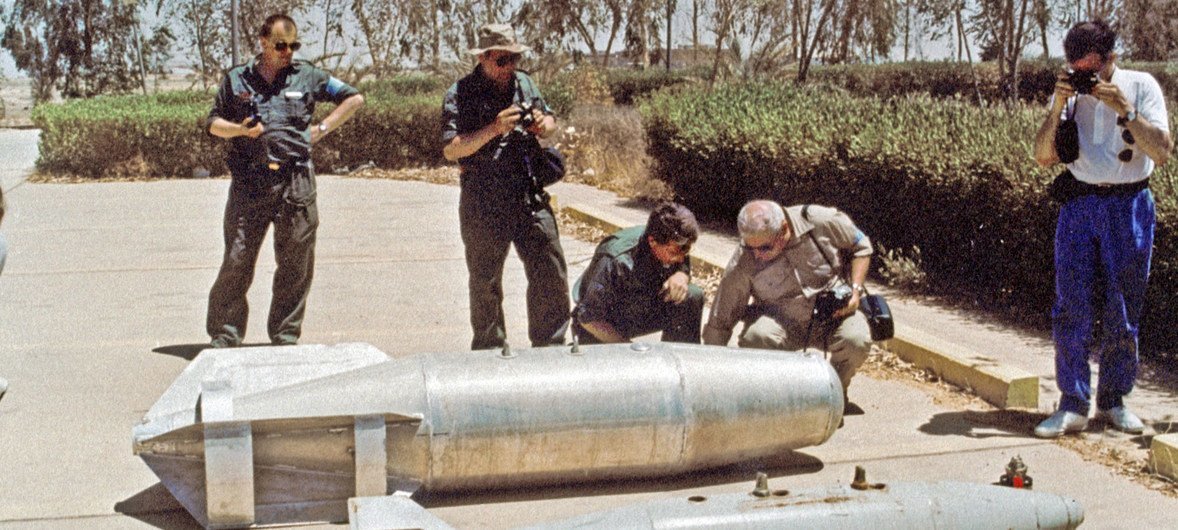 Equipe da ONU realiza inspeções destinadas a descartar a capacidade de armas químicas, biológicas e nucleares do Iraque. (1991) 