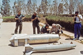 Equipe da ONU realiza inspeções destinadas a descartar a capacidade de armas químicas, biológicas e nucleares do Iraque. (1991) 