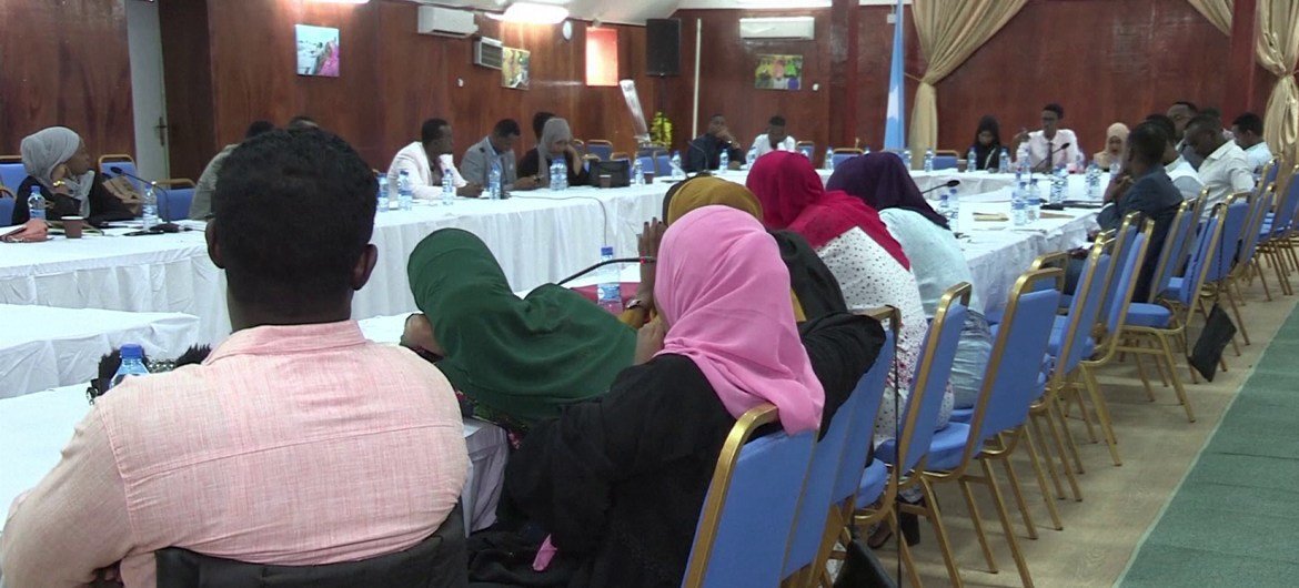 ناشطون شباب من جميع أنحاء الصومال في حوار حول تمكين الشباب ومشاركتهم.