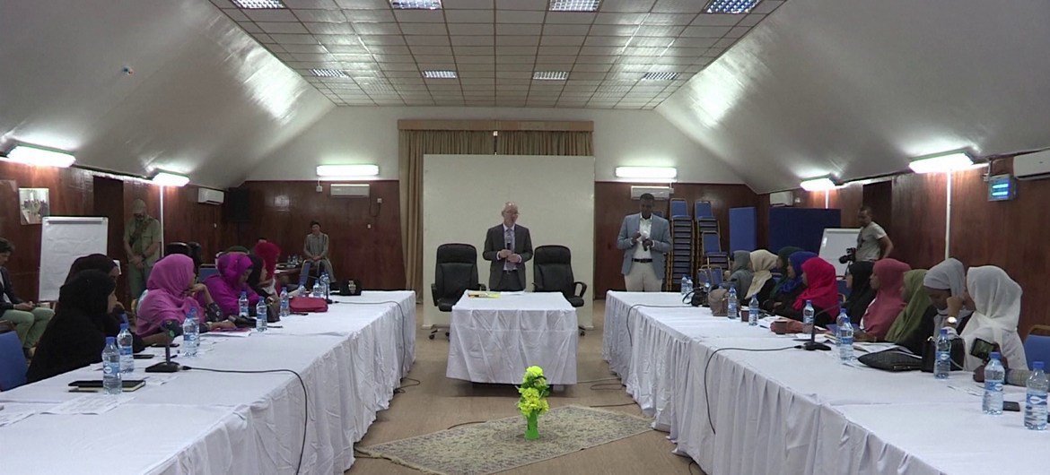 الممثل الخاص للأمين العام في الصومال، جيمس سوان، يتحدث إلى نشطاء شباب من جميع أنحاء البلاد في حوار حول تمكين الشباب وإشراكهم.
