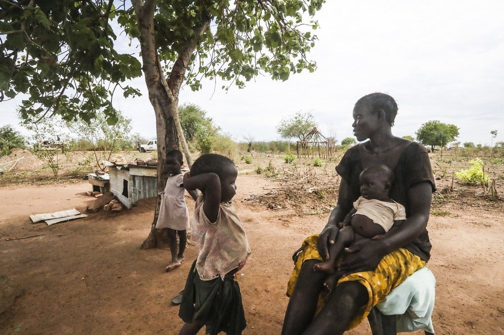 Une femme sud-soudanaise avec ses enfants.