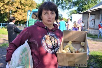 В ООН надеются на улучшение ситуации на востоке Украины. Одна из жительниц зоны конфликта Светлана получила от ООН цыплят, разведение которых поможет ей  встать на ноги.