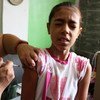 La Organización Panamericana de la Salud vacuna niños y adolescentes contra el sarampión y la difteria en América del Sur.