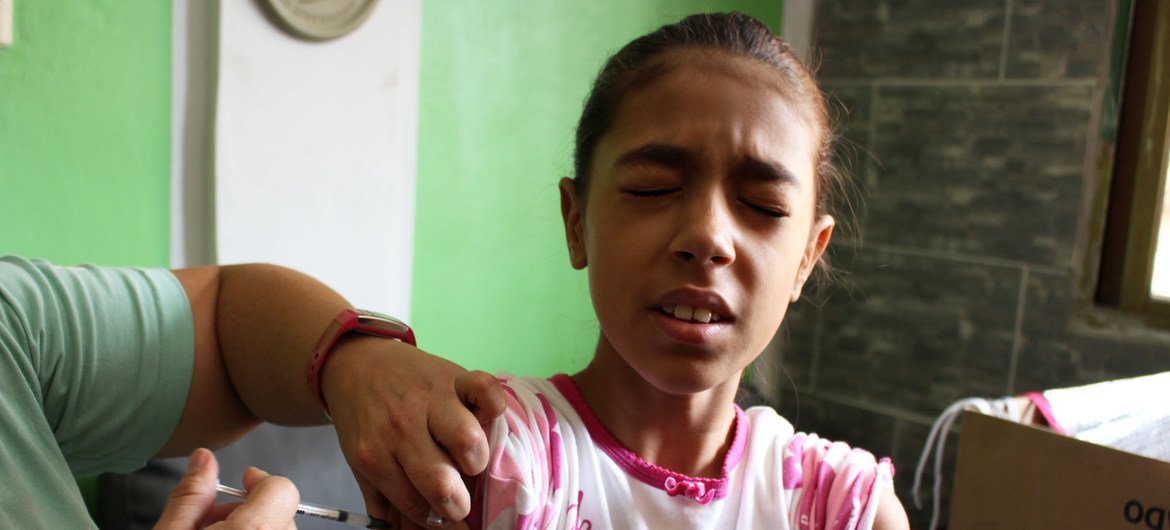 La Organización Panamericana de la Salud vacuna niños y adolescentes contra el sarampión y la difteria en América del Sur.