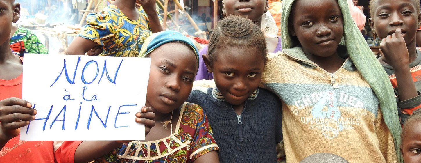 Un grupo de jóvenes se manifiestan contra el odio y la discriminación basados en la religión y la raza en la República Centroafricana. En el cartel se puede leer: "No al odio"