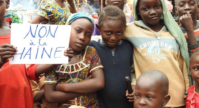 Kundi la watu wakikataana na chuki na ubaguzi unaotegemea kabila na dini katika Jamhuri ya Afrika ya Kati. (2017)