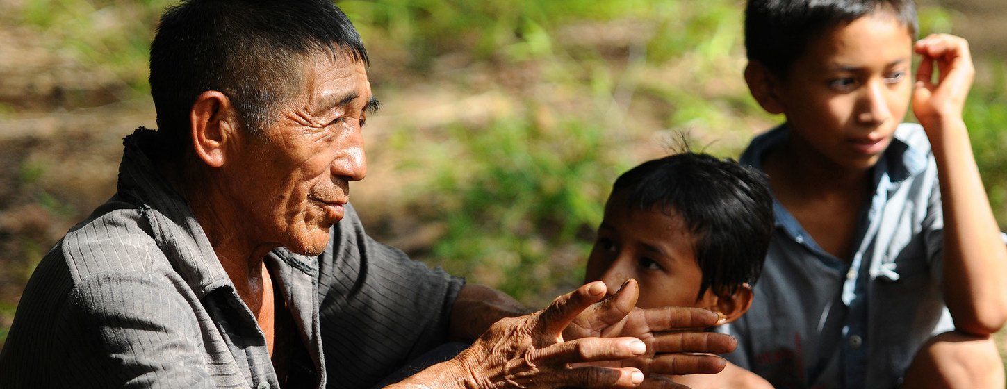 Un hombre mayor cuenta relatos a los niños según la tradición oral mapoyo.