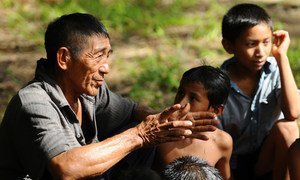 An elder man talks to children according to the Mapoyo oral tradition.