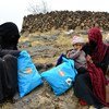 مجموعات الكرامة التي تحتوي على مواد النظافة توزع على النساء النازحات في مخيم ثروان للنازحين في محافظة عمران