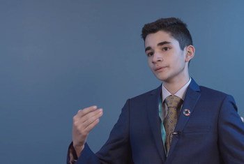 الشاب الأردني فيصل في مقابلة مع أخبار الأمم المتحدة في نيويورك