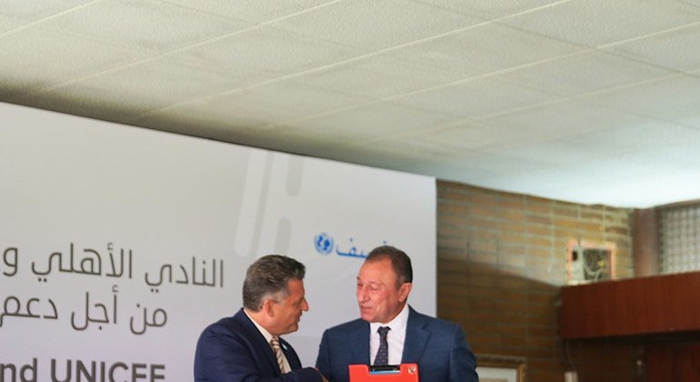 السيد برونو مايس، ممثل اليونيسف في مصر والكابتن محمود الخطيب رئيس مجلس ادارة النادي الأهلي خلال حفل توقيع اتفاقية لحماية الأطفال الأكثر احتياجا في مصر.