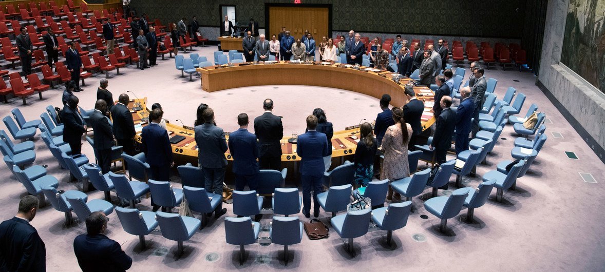 أعضاء مجلس الأمن يقفون دقيقة صمت خلال اجتماع طارئ حول الحالة في ليبيا، عُقد في أعقاب هجوم بسيارة مفخخة في بنغازي أسفر عن مقتل ثلاثة من موظفي الأمم المتحدة، وإصابة ثلاثة آخرين من بين عشرات المواطنين الليبيين.
