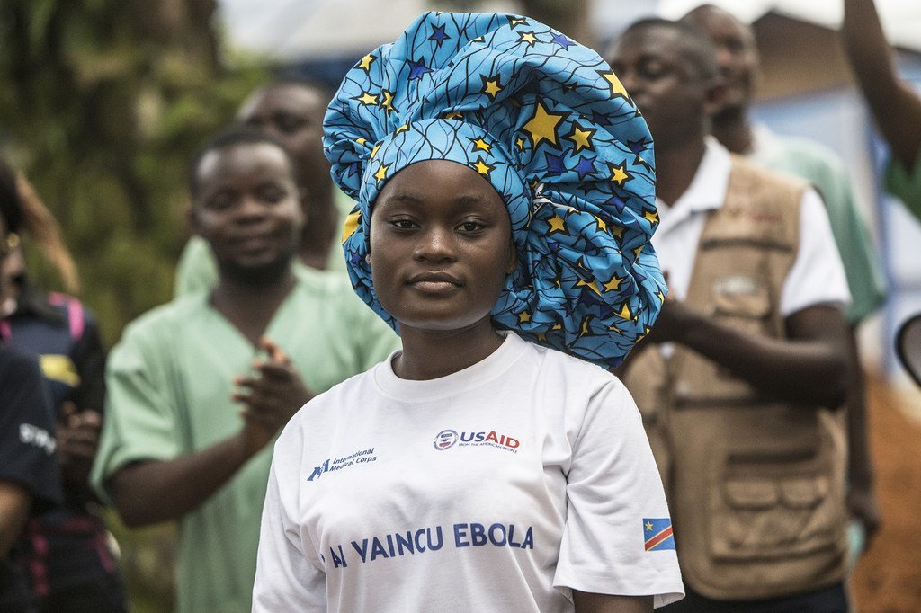 Une survivante d'Ebola est fêtée devant l'unité de traitement Ebola à Mangina, en République démocratique Congo. (août 2019)