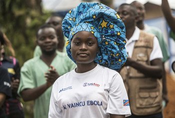 Une survivante d'Ebola est fêtée devant l'unité de traitement Ebola à Mangina, en République démocratique Congo. (août 2019)