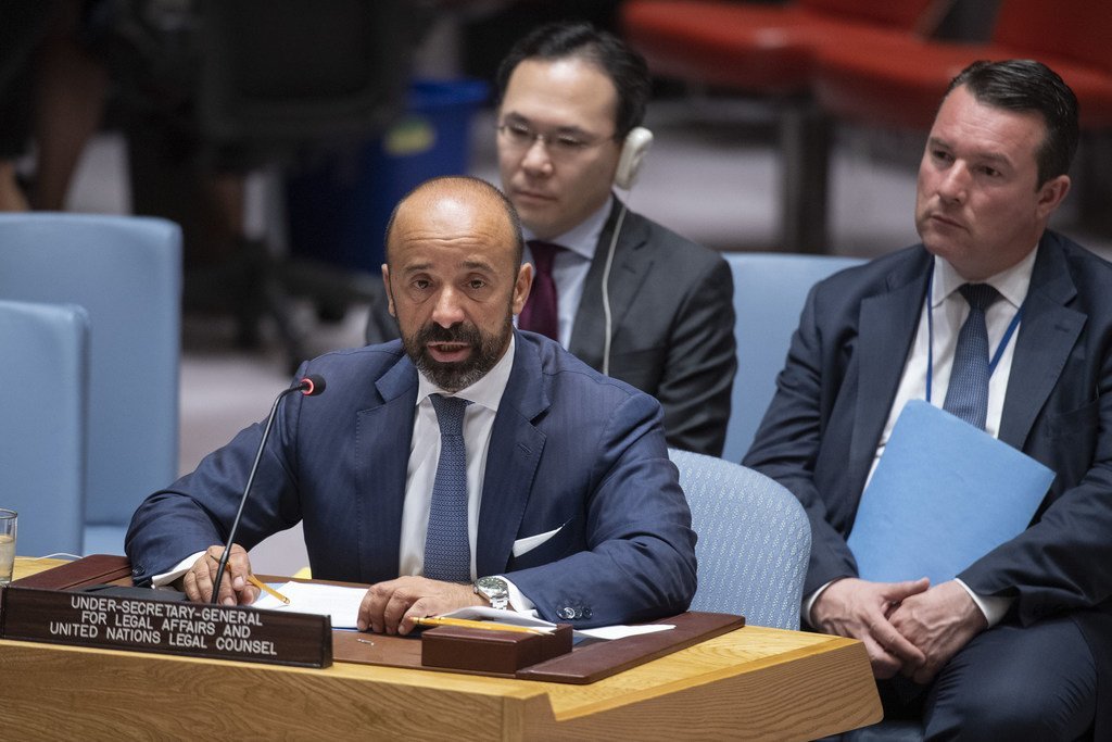 Miguel de Serpa Soares, Subsecretário-Geral para Assuntos Jurídicos, discursa em um pódio durante uma reunião do Conselho de Segurança da ONU .