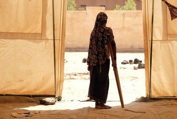 Une jeune fille utilise une béquille pour marcher dans un camp de déplacés, dans la région de Mopti, au Mali (juin 2019).