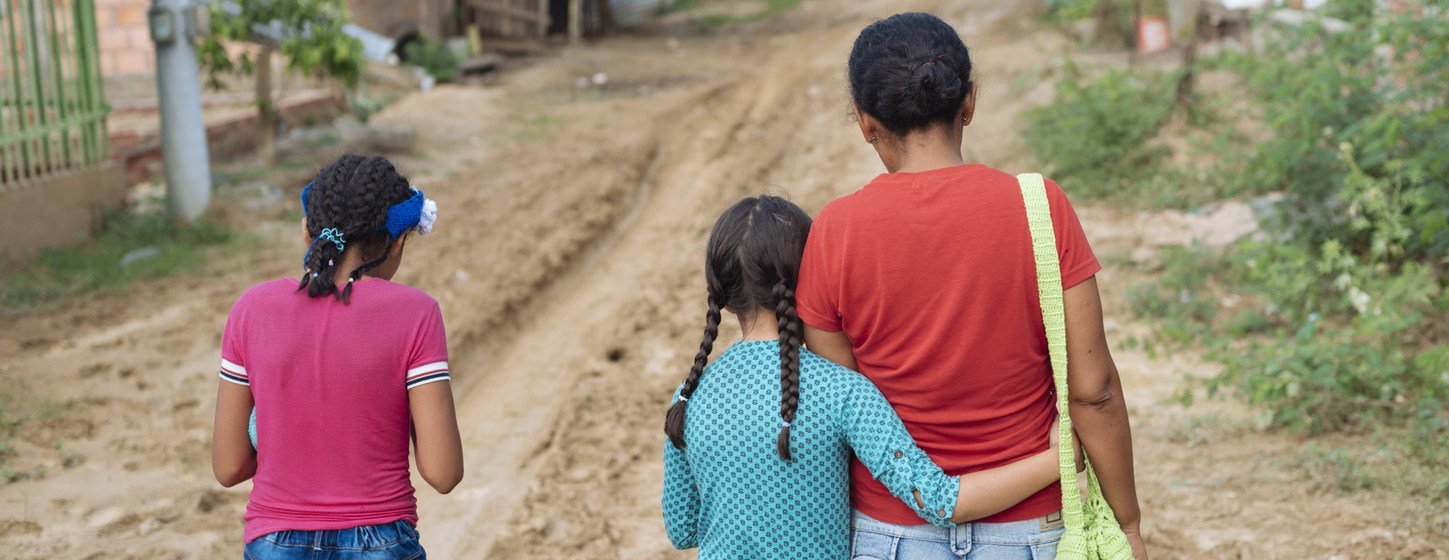 Acnayeli, âgée de neuf ans (au centre), a fui la violence au Venezuela et vit maintenant avec sa mère et sa soeur à Cucuta, en Colombie (avril 2019).