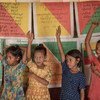 Des enfants rohingyas lèvent la main pour répondre à une question dans un centre d'apprentissage de l'UNICEF à Cox's Bazar, au Bangladesh (8 juillet 2019).