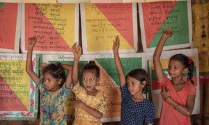 孟加拉国考克斯巴扎难民营，罗兴亚难民儿童在由儿基会开设的学习中心内上课。