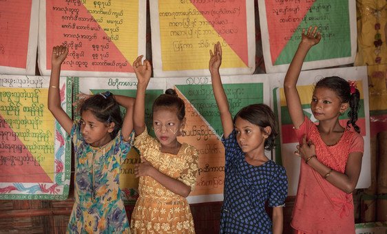 बांग्लादेश के कॉक्स बाज़र में यूनिसेफ के लर्निंग सेंटर में सवाल का जवाब देने के लिए हाथ उठाते बच्चे. (8 जुलाई, 2019)
