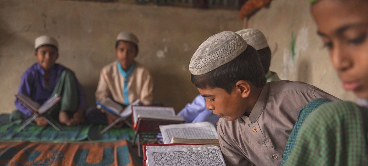 Un niño lee su libro de texto en un campamento en Cox's Bazar, Bangladesh. (2 de julio de 2019)