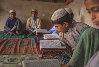 Un niño lee su libro de texto en un campamento en Cox's Bazar, Bangladesh. (2 de julio de 2019)