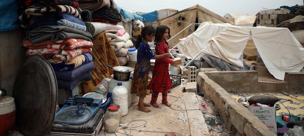 أطفال فارون من تصاعد العنف في إدلب، سوريا، يقيمون في مخيم مكتظ للمشردين داخليا قرب الحدود مع تركيا.