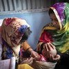  2019年孟加拉国考克斯巴扎难民营中的初级保健中心里, 一名志愿者为一名婴儿接种疫苗。