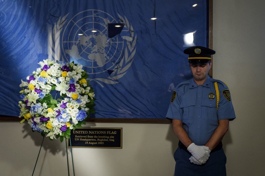 联合国举行敬献花圈仪式，纪念2003年在伊拉克巴格达联合国总部袭击中遇难的联合国工作人员。袭击发生的那一天，即8月19日，被定为世界人道主义日。