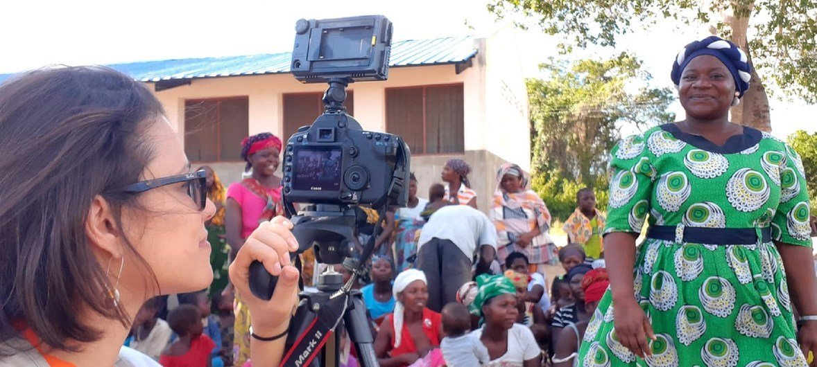 A jornalista brasileira Natália Luz no centro de Moçambique acompanhando ações em prol das vítimas do ciclone Idai.
