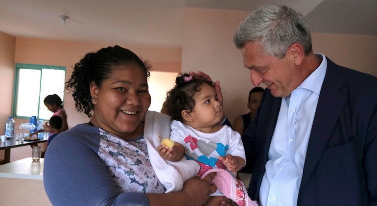 المفوض السامي فيليبو غراندي يتفاعل مع أم وطفل في قرية الأطفال في برازيليا، البرازيل. (15 أغسطس 2019)