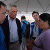 Верховный комиссар ООН по делам беженцев Филиппо Гранди беседует с беженкой из Венесуэлы в городе Боа-Виста, штат Рорайма