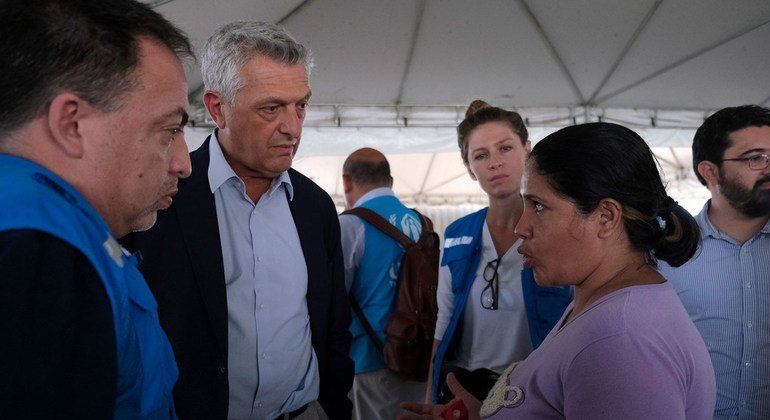 El Alto Comisionado de las Naciones Unidas para los Refugiados, Filippo Grandi, habla con una mujer venezolana recién llegada en un centro de recepción en Boa Vista, Brasil. (16 de agosto de 2019)