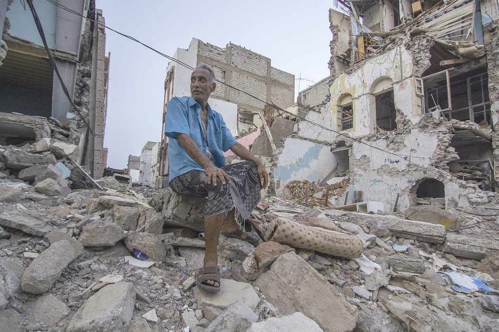 Shaker Ali akiwa amekaa mbele ya lililokuwa eneo la soko mjini Aden, Yemen (Juni, 22, 2019)