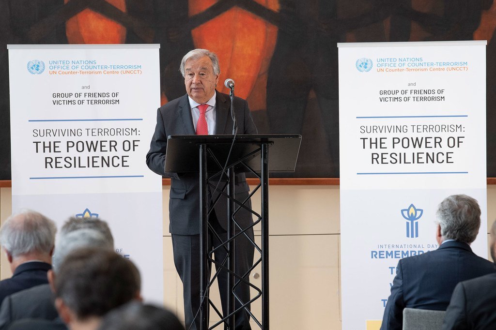 Le Secrétaire général de l’ONU, António Guterres à l'inauguration de l'exposition photo : Survivre au terrorisme : le pouvoir de la résilience, au siège de l’ONU à New York.