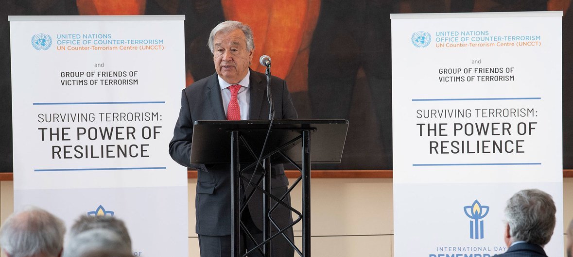 El Secretario General António Guterres durante la inauguración de la exposición “Sobrevivir al terrorismo: el poder de la resiliencia”.