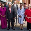 联合国秘书长古特雷斯（左二）参加在纽约总部举行的纪念和悼念恐怖主义受害者国际日摄影展。(2019年8月21日)