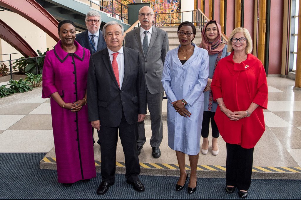联合国秘书长古特雷斯（左二）参加在纽约总部举行的纪念和悼念恐怖主义受害者国际日摄影展。(2019年8月21日)