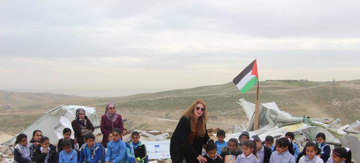 الدكتورة سحر القواسمة، المديرة العامة لمؤسسة "أدوار" مع طلاب فلسطينيين. 
