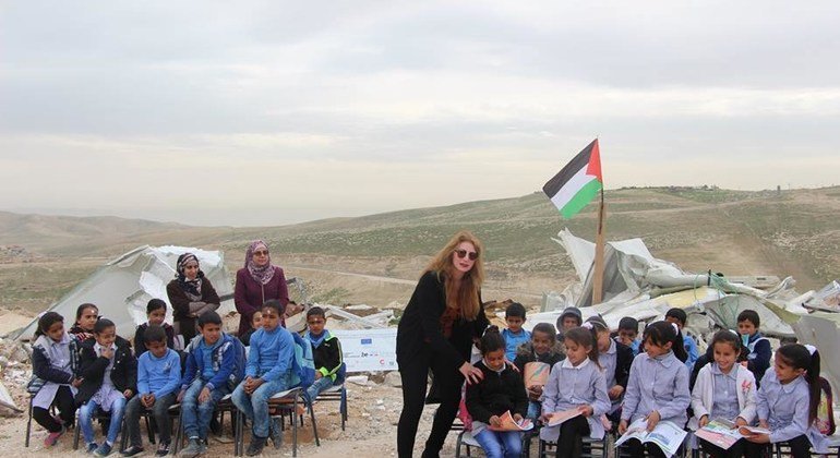 الدكتورة سحر القواسمة، المديرة العامة لمؤسسة "أدوار" مع طلاب فلسطينيين. 