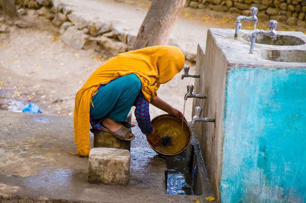 Une femme collecte de l'eau au Pakistan.