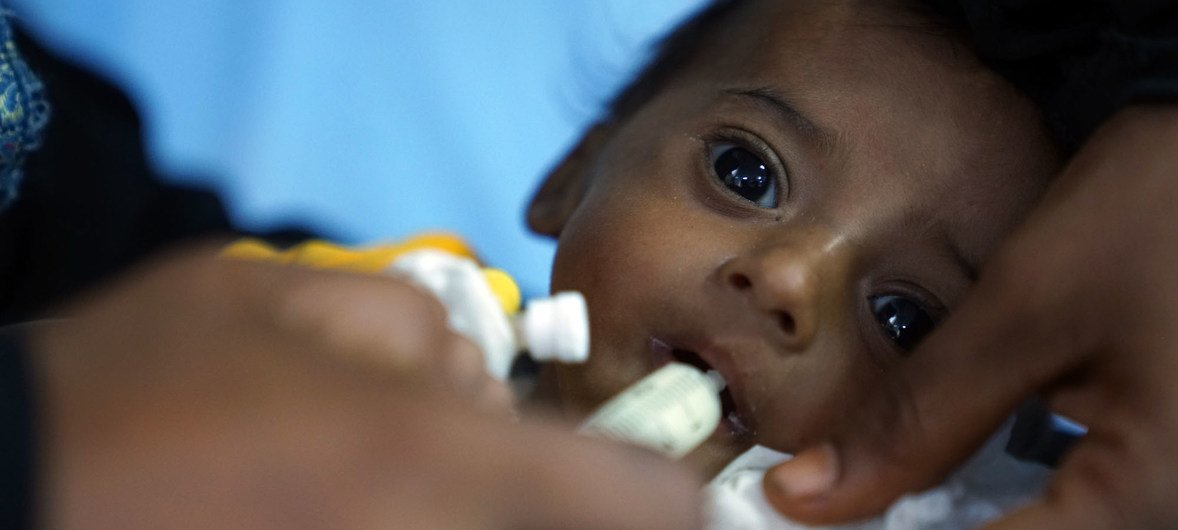 यमन में जन्म के समय इस बच्चे का वज़न ढाई किलोग्राम था. चार महीने की आयु में ये बच्चा गंभीर कुपोषण का शिकार हो गया. (फ़ाइल)